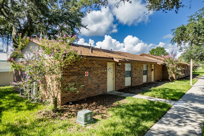 1575 David Walker Dr Tavares, FL 32778-4971 - Lakebreeze Apartments