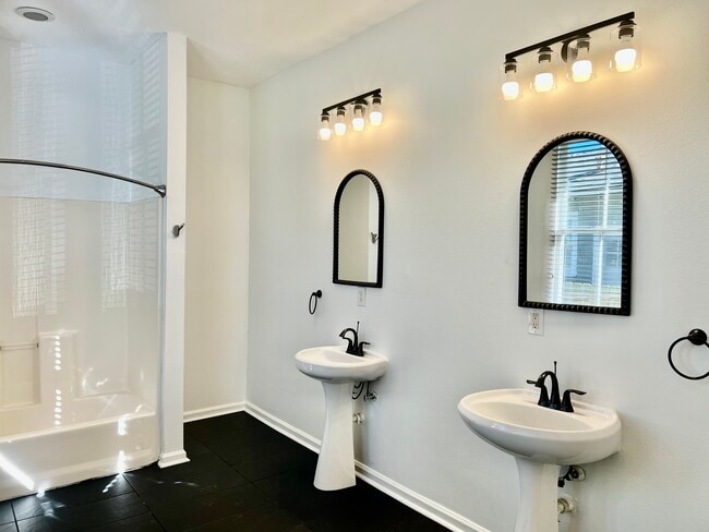 Building Photo - 1817 S Rendon St