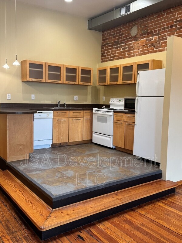 Photo - 220-224 E 4th St