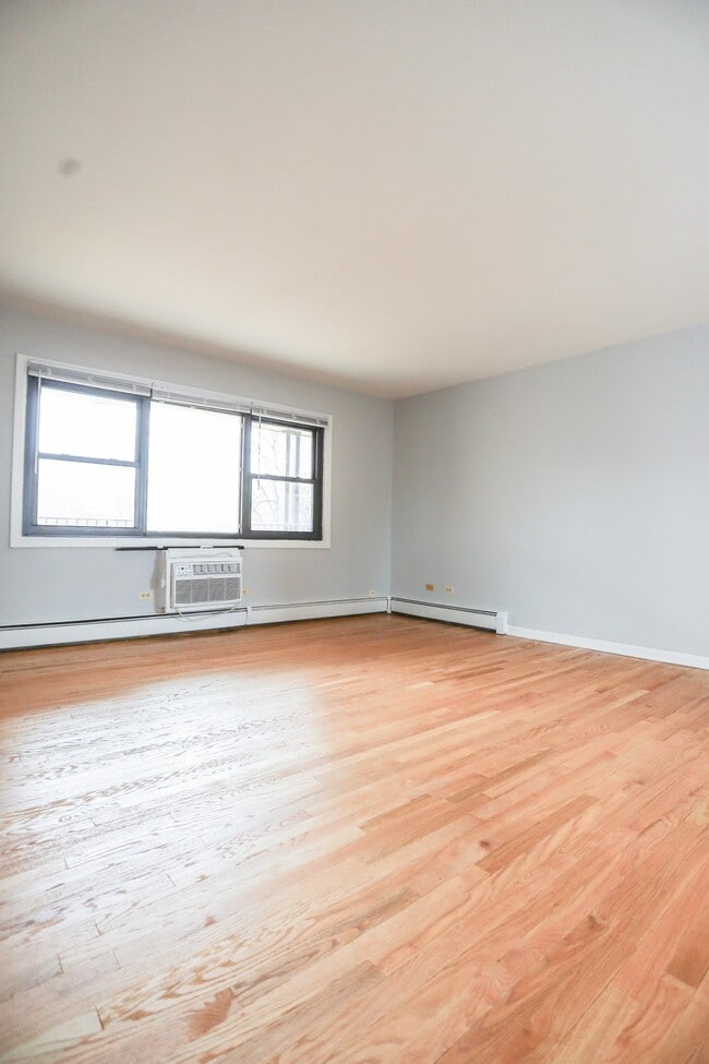 Building Photo - 2550 W Catalpa Ave Unit 4