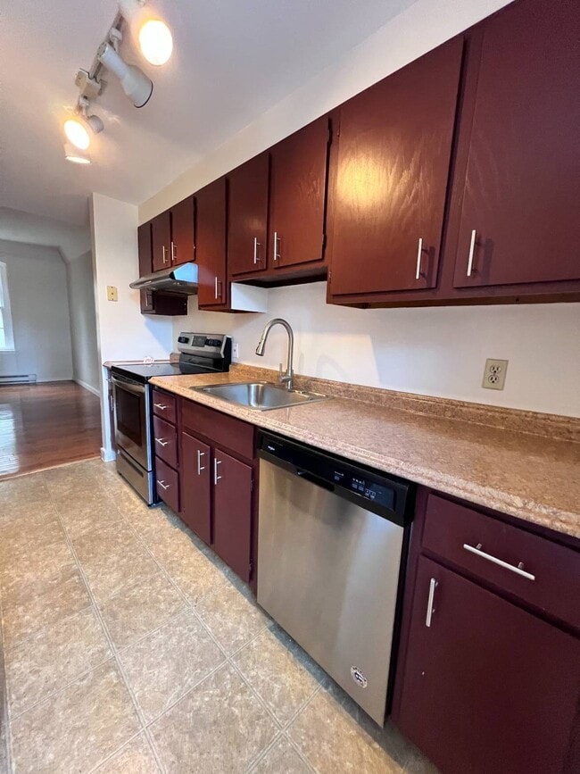 Photo - 13 N College St
