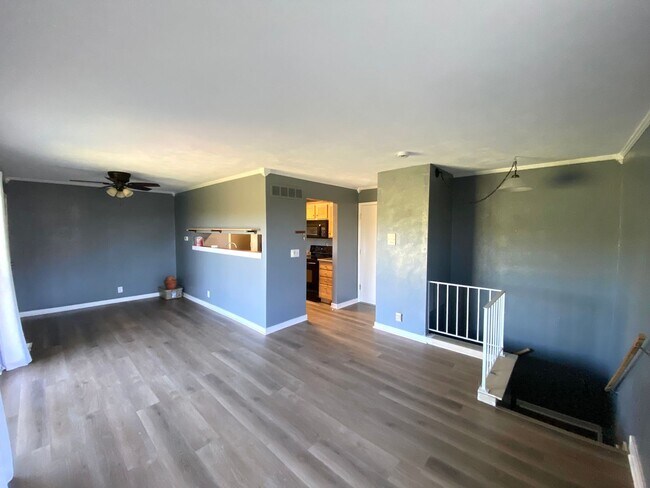 Photo - 2 Bedroom, 1.5 Bath, Condo for Rent - Loca...