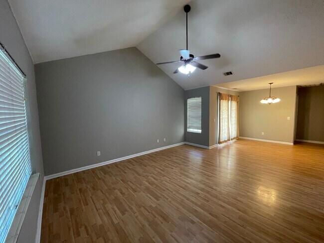 Photo - 5012 Scotch Pine Ave