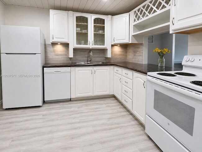 Building Photo - 6886 N Kendall Dr Unit D407