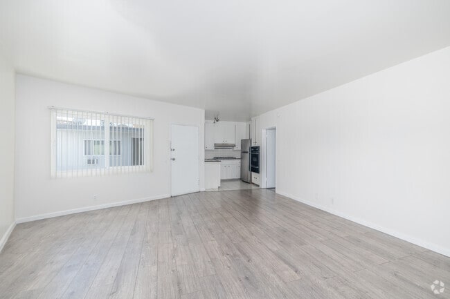 1BR, 1BA - 625SF - Living Room - Edison Triangle