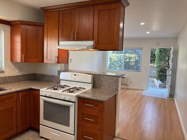 Building Photo - 1111 Tyler St Unit 1