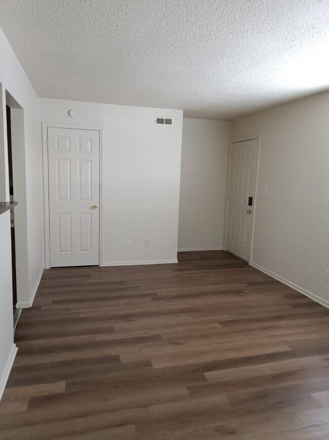 Building Photo - 1050 Plaza Ct N Unit 13