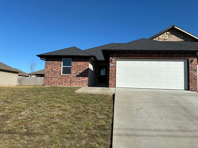 Building Photo - Beautiful 3 bedroom, 2 bath, 2 car garage duplex in Ozark! Spacious, granite with open / split be...