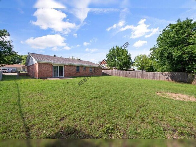 Photo - 230 NE Craig St