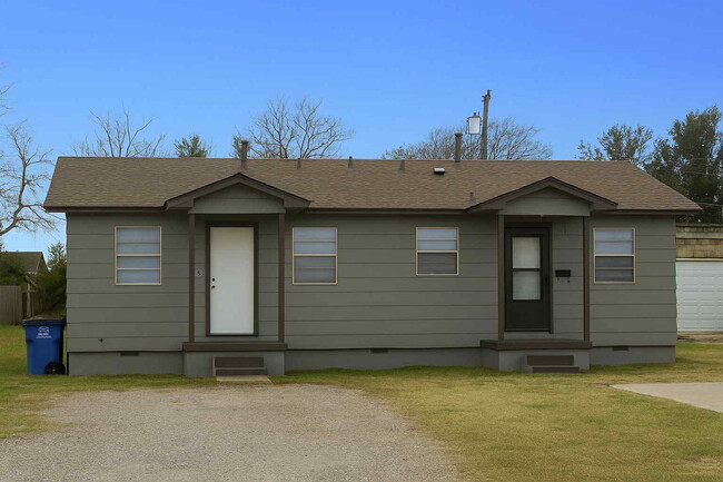 Building Photo - 1-Bedroom Duplex in Tulsa! Unit Apt A