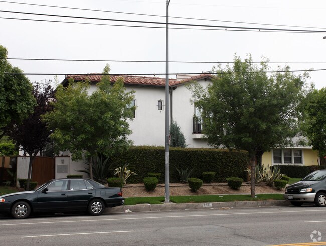 6451 Woodley Ave Residences