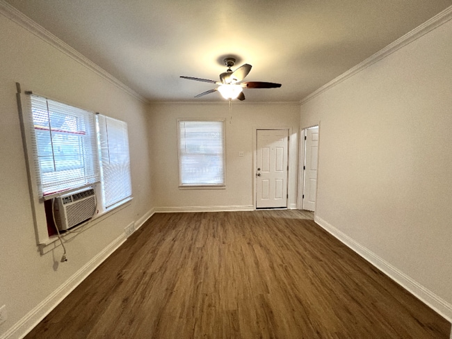 Photo - 3323 Halsted St