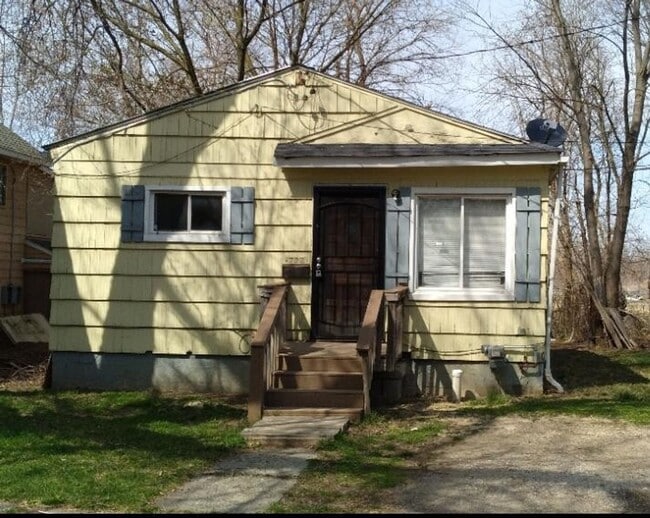 Building Photo - Budget-Friendly 2-Bed Charmer with Huge Ya... Rental