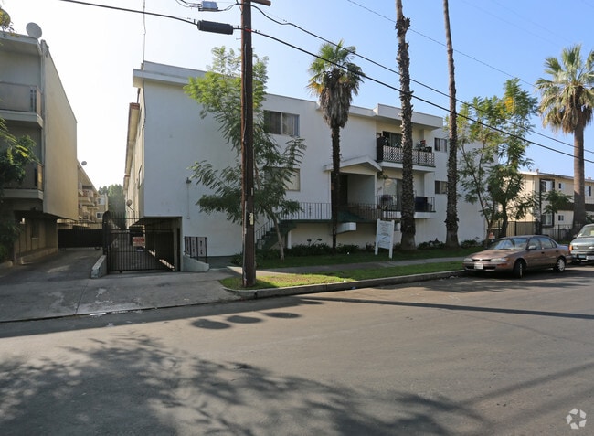 Royal Wyandotte Apartments - Royal Wyandotte Apartments