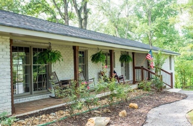 Building Photo - 728 S McCollum Dr