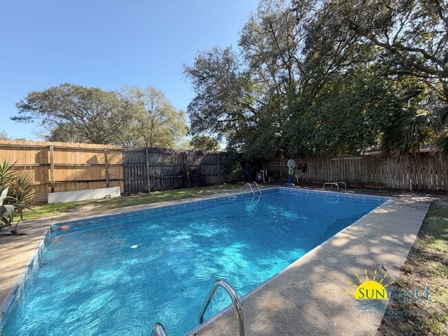 Photo - 3 Bedrooms Home With a Pool
