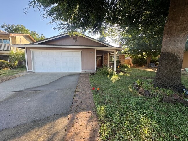 Building Photo - Cozy 3 Bed 2 Bath Home in La Riviera