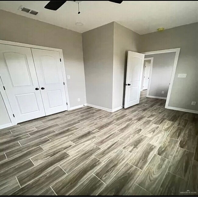 Photo - 446 W 5th St