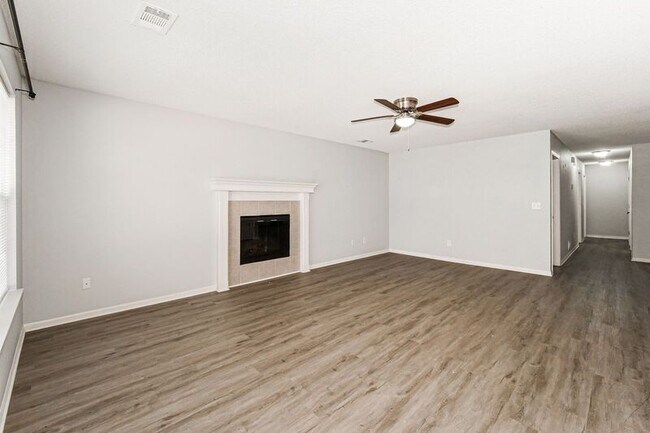 Photo - 301 NW Woodbury Dr