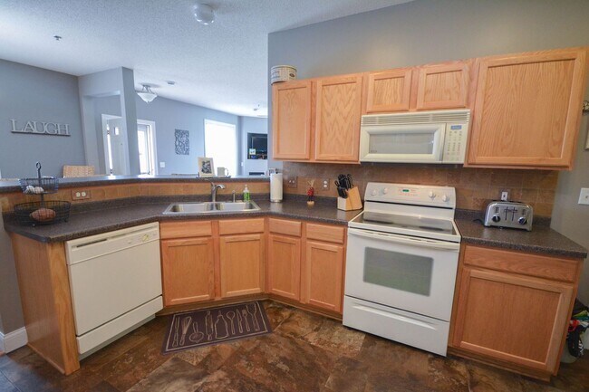 Photo - Beautiful Boulder Ridge end unit townhome w/upgrades throughout!