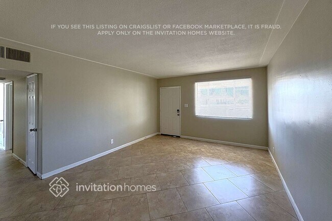 1944 W Gardenia Dr