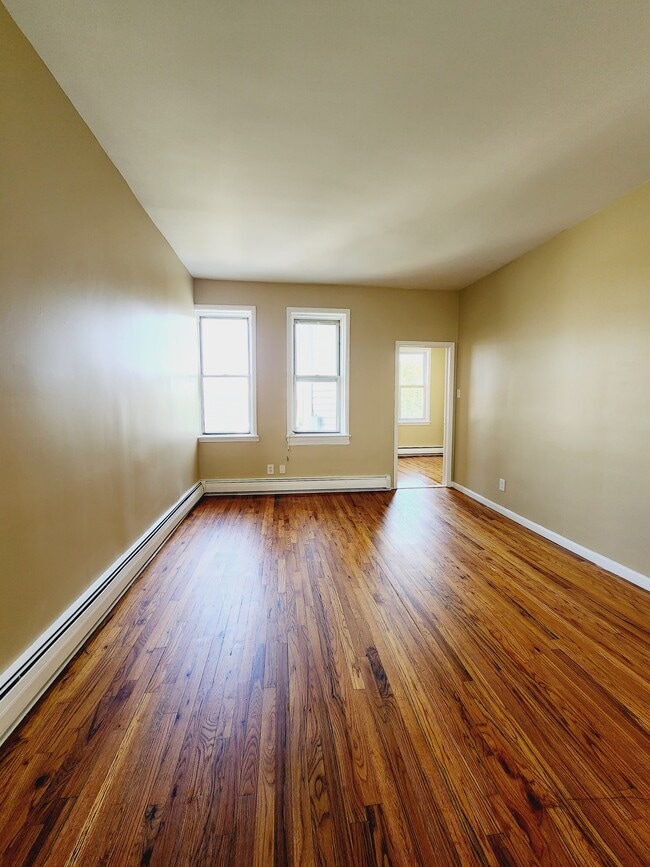 1048 Broadway Ave 4
