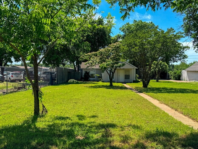 3 Bed, 1.5 Bath House on Over a Quarter Acre - 3 Bed, 1.5 Bath House on Over a Quarter Acre
