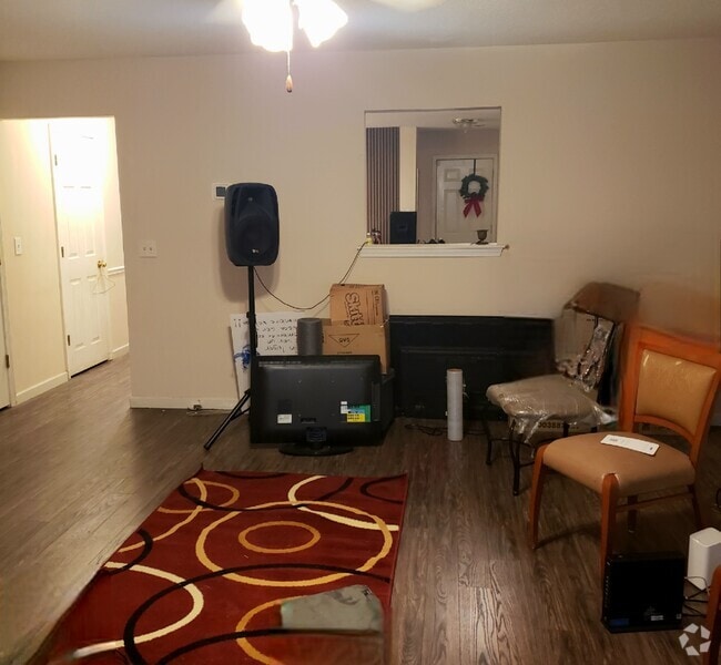 Building Photo - 1517 April Ln Rental