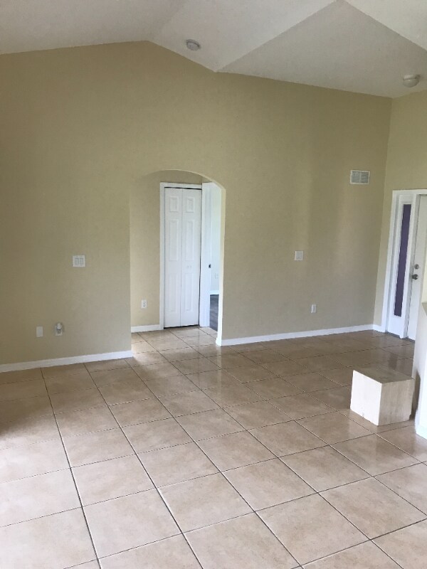 Photo - 543 Kingsbury Ln