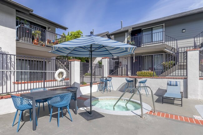 Redefinición de la relajación: Sumérjase en la vida de lujo en Independence Plaza, donde cada apartamento cuenta con un patio renovado con vista al área de la piscina y al jacuzzi. Tu oasis perfecto te espera. - Independence Plaza Apartment Homes