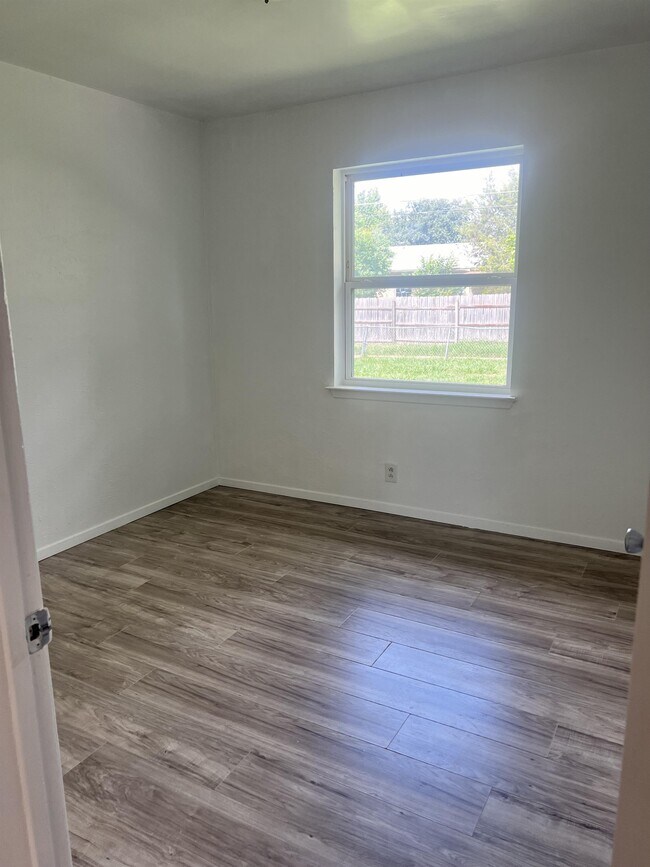 Photo - 1405 E Park Dr