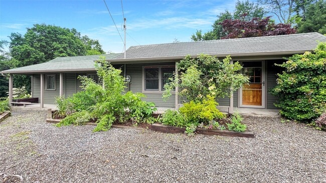 Building Photo - 1704 NY-9D Rental