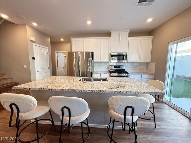 Building Photo - 525 Mossy Cup St