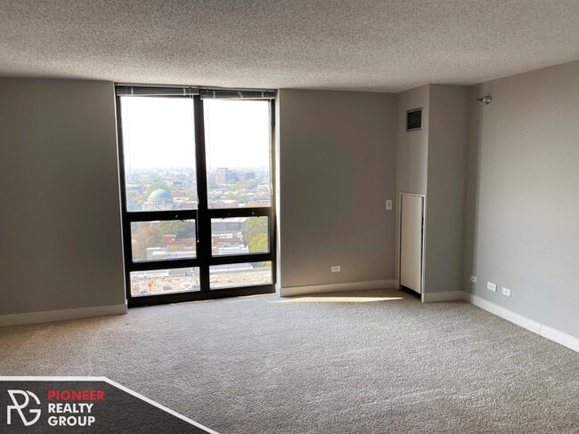 Photo - 2551 N Clark St