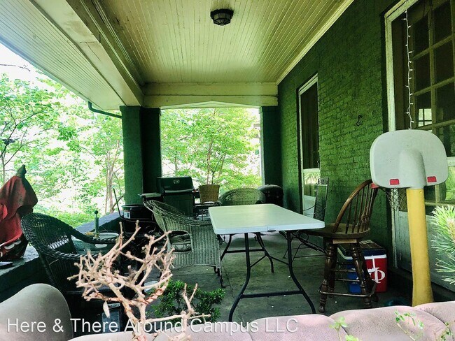 Photo - 7 br, 2 bath Room For Rent - 2034 Iuka Ave.