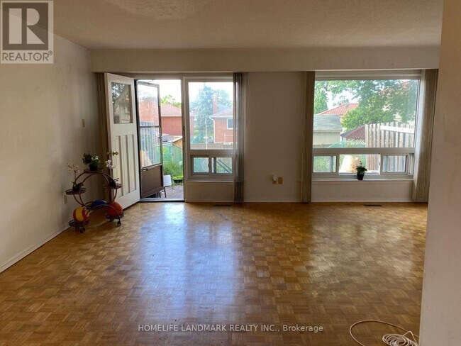 Photo - 155 Corinthian Blvd