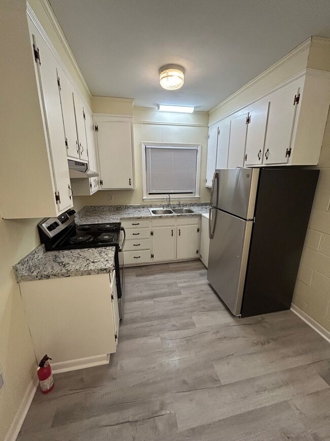 Building Photo - Newly Renovated - 1 Bedroom Studio - Close to UNC!