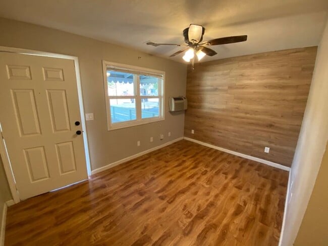 Photo - 2297 Beaumont St