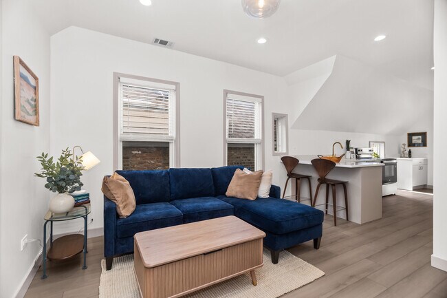 Photo - 2846 N Troy St Unidad 2