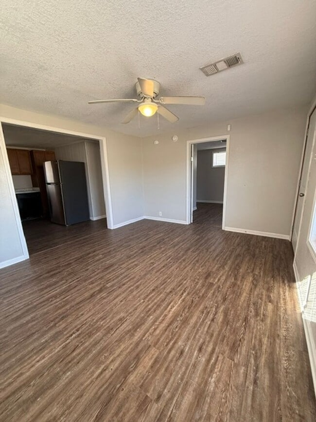 Photo - Simple & Comfortable 3 Bedroom Home in Iowa, LA with Large Yard!