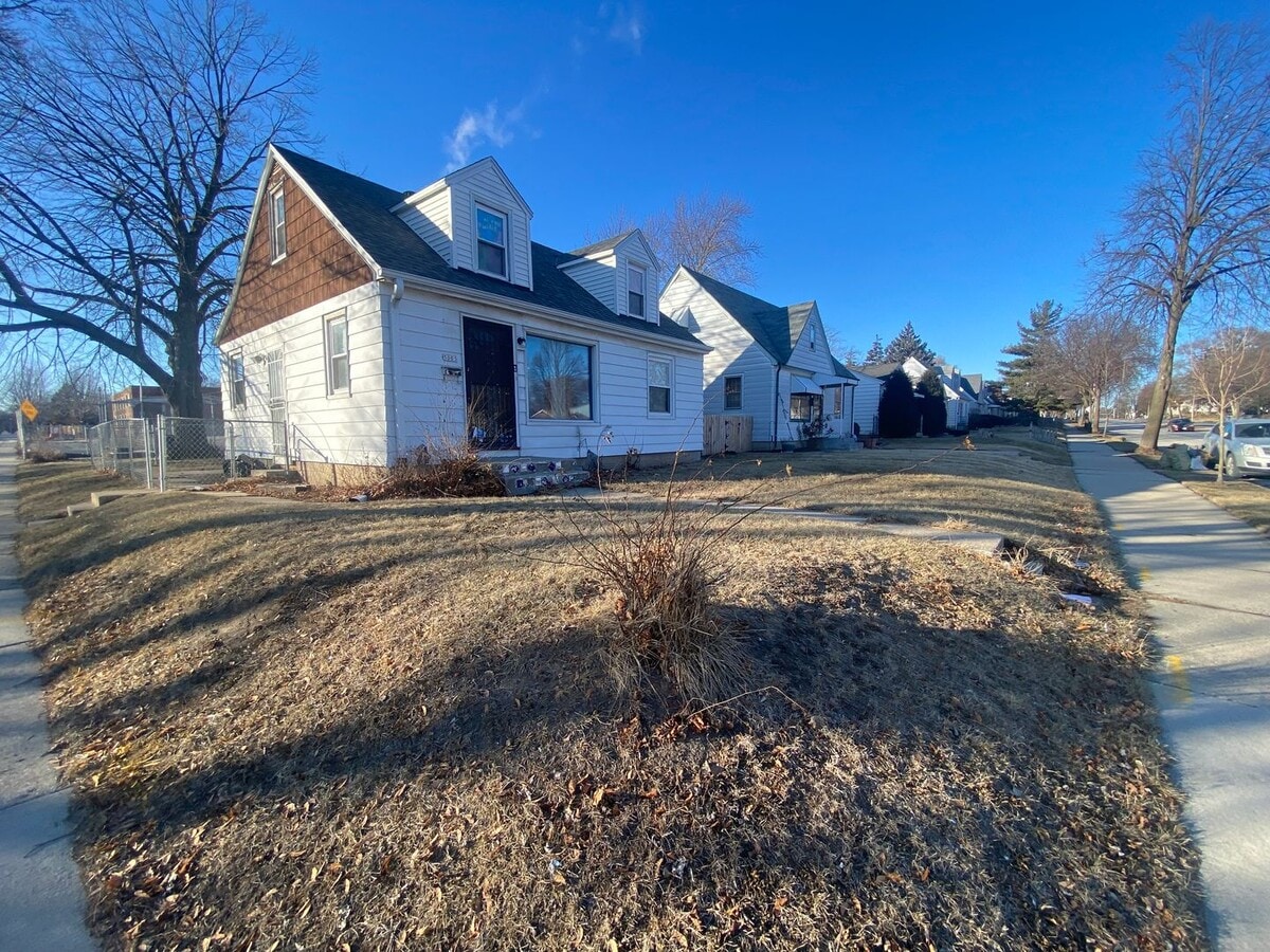 Photo - 3BR SINGLE FAMILY, FULL BASEMENT, BIG FENCED YARD, PARKING, HANDY LOCATION
