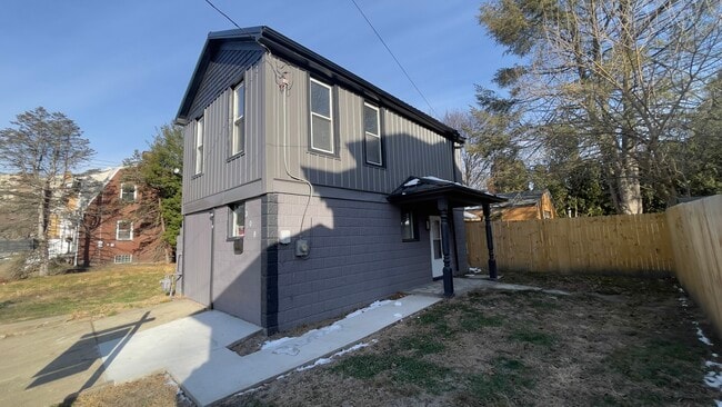 Building Photo - 308 9th St