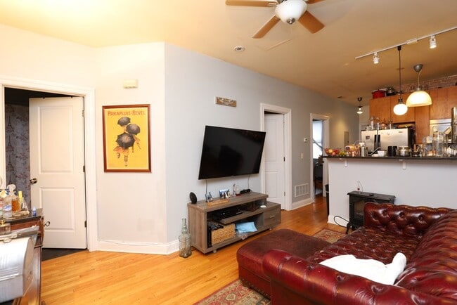 Photo - 1738 W Altgeld St Unit R3