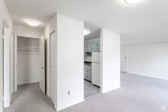 1 BR, 1 BA - 685 SF - Riverside Plaza Apartments