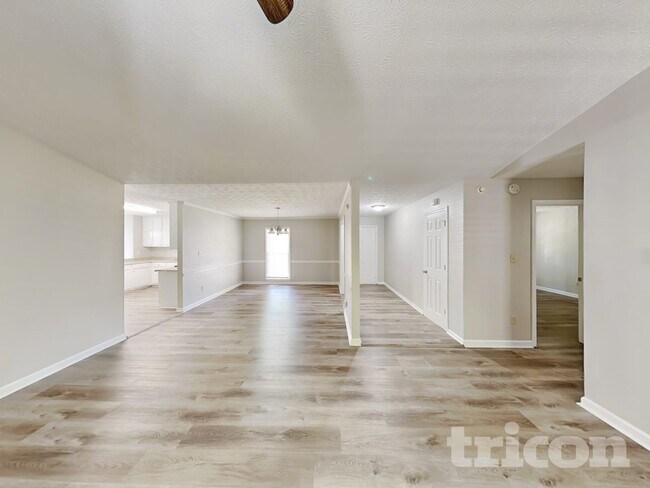 Photo - 555 N Oakland Cir