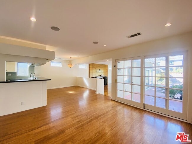 Photo - 3392 McLaughlin Ave