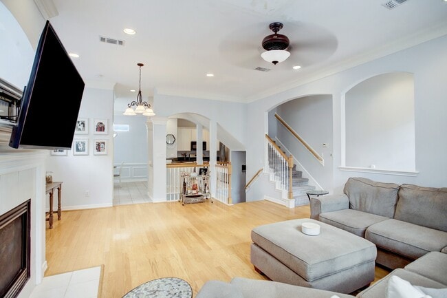 Photo - 5312 Blossom St