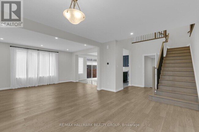 Photo - 173 Lynn Coulter St