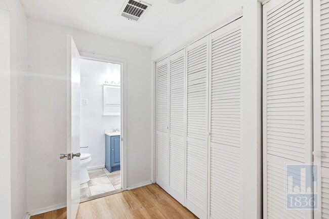 Photo - 1201 W 40th St