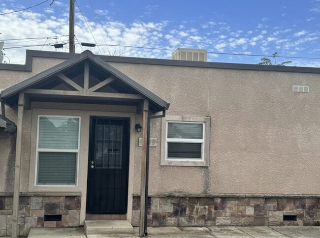 Building Photo - Downtown Downstairs Income Restricted Unit